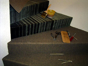 Pose de moquettes sur escalier et living, bordure parquet